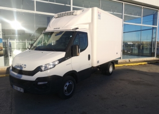 Furgoneta de ocasión IVECO 35C13 del año 2016, con 156.717km, carrozada con caja frigorífica de 3.30 x 2 x 2m.