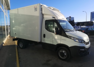 Furgoneta de ocasión IVECO 35C13 del año 2016, con 156.717km, carrozada con caja frigorífica de 3.30 x 2 x 2m.