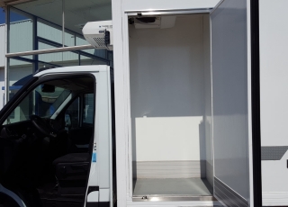 Furgoneta seminueva IVECO Daily 35S13, con caja frigorífica de -20ºC con doble compartimento, bitemperatura, termografo, matriculada el 23/12/2015 con solo 38.900km. Con garantía de cadena cinemática de 12 meses en cualquier IVECO de España.