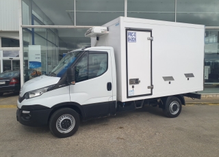 Furgoneta de ocasión 
Marca: IVECO 
Modelo: 35S14
Año 2017
Con 145.613km
Carrozada con caja frigorífica de dos compartimentos con Certificado ATP tipo FRCX, Valido para transportar alimentos congelados o ultracongelados que necesiten equipo de frío de entre -12º y -20º para mantener su estado de consumo optimo como carne y pescado congelado, cremas heladas, hielo etc…