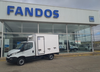 Furgoneta de ocasión 
Marca: IVECO 
Modelo: 35S14
Año 2017
Con 145.613km
Carrozada con caja frigorífica de dos compartimentos con Certificado ATP tipo FRCX, Valido para transportar alimentos congelados o ultracongelados que necesiten equipo de frío de entre -12º y -20º para mantener su estado de consumo optimo como carne y pescado congelado, cremas heladas, hielo etc…