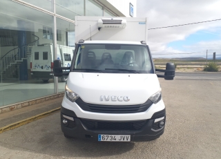 Furgoneta de ocasión 
Marca: IVECO 
Modelo: 35S14
Año 2017
Con 145.613km
Carrozada con caja frigorífica de dos compartimentos con Certificado ATP tipo FRCX, Valido para transportar alimentos congelados o ultracongelados que necesiten equipo de frío de entre -12º y -20º para mantener su estado de consumo optimo como carne y pescado congelado, cremas heladas, hielo etc…