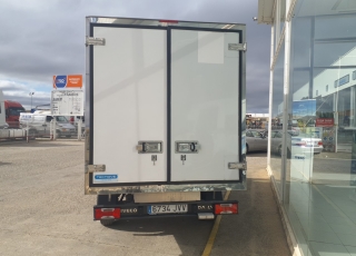 Furgoneta de ocasión 
Marca: IVECO 
Modelo: 35S14
Año 2017
Con 145.613km
Carrozada con caja frigorífica de dos compartimentos con Certificado ATP tipo FRCX, Valido para transportar alimentos congelados o ultracongelados que necesiten equipo de frío de entre -12º y -20º para mantener su estado de consumo optimo como carne y pescado congelado, cremas heladas, hielo etc…