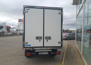 Furgoneta de ocasión 
Marca: IVECO 
Modelo: 35S14
Año 2016
Con 227.891km
Carrozada con caja frigorífica de dos compartimentos con Certificado ATP tipo FRCX, Valido para transportar alimentos congelados o ultracongelados que necesiten equipo de frío de entre -12º y -20º para mantener su estado de consumo optimo como carne y pescado congelado, cremas heladas, hielo etc…