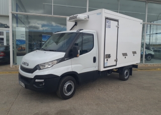 Furgoneta de ocasión 
Marca: IVECO 
Modelo: 35S14
Año 2016
Con 227.891km
Carrozada con caja frigorífica de dos compartimentos con Certificado ATP tipo FRCX, Valido para transportar alimentos congelados o ultracongelados que necesiten equipo de frío de entre -12º y -20º para mantener su estado de consumo optimo como carne y pescado congelado, cremas heladas, hielo etc…