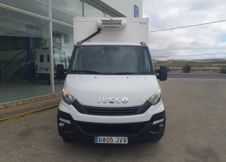 Furgoneta de ocasión 
Marca: IVECO 
Modelo: 35S14
Año 2016
Con 227.891km
Carrozada con caja frigorífica de dos compartimentos con Certificado ATP tipo FRCX, Valido para transportar alimentos congelados o ultracongelados que necesiten equipo de frío de entre -12º y -20º para mantener su estado de consumo optimo como carne y pescado congelado, cremas heladas, hielo etc…