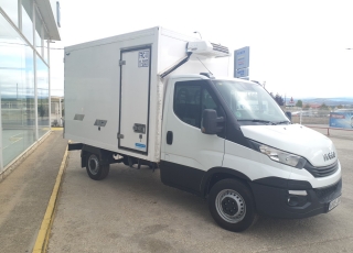 Furgoneta de ocasión 
Marca: IVECO 
Modelo: 35S14
Año 2016
Con 227.891km
Carrozada con caja frigorífica de dos compartimentos con Certificado ATP tipo FRCX, Valido para transportar alimentos congelados o ultracongelados que necesiten equipo de frío de entre -12º y -20º para mantener su estado de consumo optimo como carne y pescado congelado, cremas heladas, hielo etc…