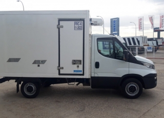 Furgoneta de ocasión 
Marca: IVECO 
Modelo: 35S14
Año 2016
Con 227.891km
Carrozada con caja frigorífica de dos compartimentos con Certificado ATP tipo FRCX, Valido para transportar alimentos congelados o ultracongelados que necesiten equipo de frío de entre -12º y -20º para mantener su estado de consumo optimo como carne y pescado congelado, cremas heladas, hielo etc…