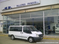 Furgón Ford Transit, del año 2008, con 9 plazas.