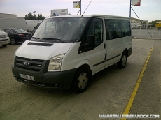 Furgón Ford Transit, del año 2008, con 9 plazas.