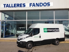 Furgón de ocasión IVECO Daily 35S13V de 12m3, del año 2015, con 55.426km, con climatizador, radio cd, elevalunas eléctricos, zona de carga protegida con tablero finlandes en el suelo y paneles de madera en las paredes.