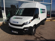 Furgón de ocasión IVECO Daily 35S13V de 12m3, del año 2015, con 55.426km, con climatizador, radio cd, elevalunas eléctricos, zona de carga protegida con tablero finlandes en el suelo y paneles de madera en las paredes.