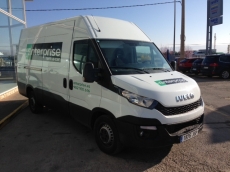 Furgón de ocasión IVECO Daily 35S13V de 12m3, del año 2015, con 55.426km, con climatizador, radio cd, elevalunas eléctricos, zona de carga protegida con tablero finlandes en el suelo y paneles de madera en las paredes.