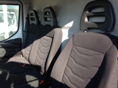 Furgón de ocasión IVECO Daily 35S13V de 12m3, del año 2015, con 55.426km, con climatizador, radio cd, elevalunas eléctricos, zona de carga protegida con tablero finlandes en el suelo y paneles de madera en las paredes.