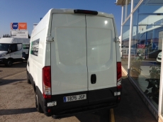 Furgón de ocasión IVECO Daily 35S13V de 12m3, del año 2015, con 55.426km, con climatizador, radio cd, elevalunas eléctricos, zona de carga protegida con tablero finlandes en el suelo y paneles de madera en las paredes.