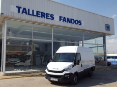 Furgón de ocasión IVECO Daily 35S13V de 12m3, del año 2015, con 89.006km, con climatizador, radio cd, elevalunas eléctricos, zona de carga protegida con tablero finlandes en el suelo y paneles de madera en las paredes.