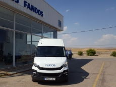 Furgón de ocasión IVECO Daily 35S13V de 12m3, del año 2015, con 89.006km, con climatizador, radio cd, elevalunas eléctricos, zona de carga protegida con tablero finlandes en el suelo y paneles de madera en las paredes.