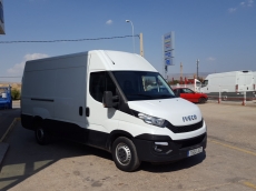 Furgón de ocasión IVECO Daily 35S13V de 12m3, del año 2015, con 89.006km, con climatizador, radio cd, elevalunas eléctricos, zona de carga protegida con tablero finlandes en el suelo y paneles de madera en las paredes.