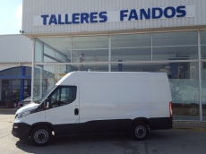 Furgón de ocasión IVECO Daily 35S13V de 12m3, del año 2015, con 89.006km, con climatizador, radio cd, elevalunas eléctricos, zona de carga protegida con tablero finlandes en el suelo y paneles de madera en las paredes.