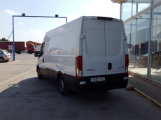 Furgón de ocasión IVECO Daily 35S13V de 12m3, del año 2015, con 89.006km, con climatizador, radio cd, elevalunas eléctricos, zona de carga protegida con tablero finlandes en el suelo y paneles de madera en las paredes.