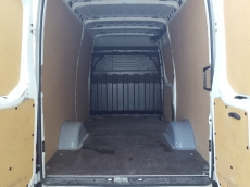 Furgón de ocasión IVECO Daily 35S13V de 12m3, del año 2015, con 89.006km, con climatizador, radio cd, elevalunas eléctricos, zona de carga protegida con tablero finlandes en el suelo y paneles de madera en las paredes.