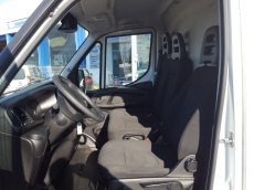 Furgón de ocasión IVECO Daily 35S13V de 12m3, del año 2015, con 89.006km, con climatizador, radio cd, elevalunas eléctricos, zona de carga protegida con tablero finlandes en el suelo y paneles de madera en las paredes.