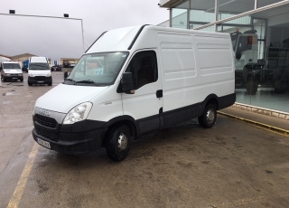 Furgón de ocasión IVECO Daily 35S13V de 12m3, del año 2014, con 184.232km, revisada y con 6 meses de garantía de cadena cinemática.