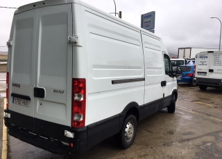 Furgón de ocasión IVECO Daily 35S13V de 12m3, del año 2014, con 184.232km, revisada y con 6 meses de garantía de cadena cinemática.