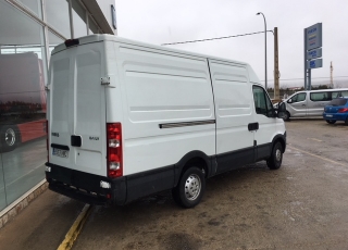 Used Van IVECO Daily 35S13V of 12m3, year 2014, with 140.961km.