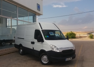 Used Van IVECO Daily 35S13V of 12m3, year 2014, with 128.467km.