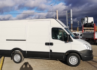 Furgón de ocasión IVECO Daily 35S13V de 12m3, del año 2013, con 176.966km, revisada y con 6 meses de garantía de cadena cinemática.