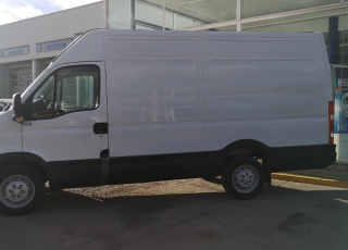 Furgón de ocasión IVECO Daily 35S13V de 12m3, del año 2013, con 176.966km, revisada y con 6 meses de garantía de cadena cinemática.