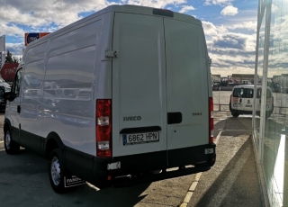 Furgón de ocasión IVECO Daily 35S13V de 12m3, del año 2013, con 176.966km, revisada y con 6 meses de garantía de cadena cinemática.