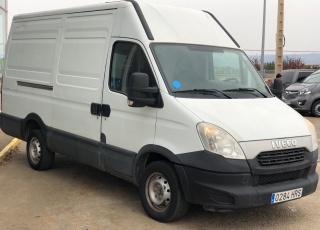 Used Van IVECO Daily 35S13V of 12m3, year 2013, with 249.100km.