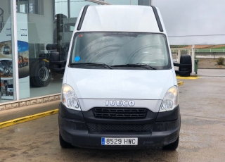 Used Van IVECO Daily 35S13V of 12m3, year 2014, with 324.458km.