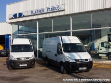 Furgón de ocasión IVECO Daily 35S13V de 15m3, del año 2011, con 132.683km, con climatizador, radio cd, elevalunas eléctricos, zona de carga protegida con tablero finlandes en el suelo y paneles de madera en las paredes.