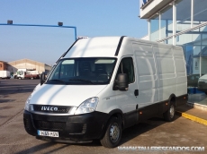 Furgón de ocasión IVECO Daily 35S13V de 15m3, del año 2011, con 132.683km, con climatizador, radio cd, elevalunas eléctricos, zona de carga protegida con tablero finlandes en el suelo y paneles de madera en las paredes.