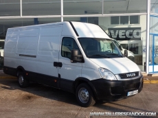 Furgón de ocasión IVECO Daily 35S13V de 15m3, del año 2011, con 132.683km, con climatizador, radio cd, elevalunas eléctricos, zona de carga protegida con tablero finlandes en el suelo y paneles de madera en las paredes.