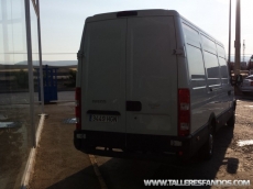 Furgón de ocasión IVECO Daily 35S13V de 15m3, del año 2011, con 132.683km, con climatizador, radio cd, elevalunas eléctricos, zona de carga protegida con tablero finlandes en el suelo y paneles de madera en las paredes.