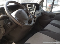 Furgón de ocasión IVECO Daily 35S13V de 15m3, del año 2011, con 132.683km, con climatizador, radio cd, elevalunas eléctricos, zona de carga protegida con tablero finlandes en el suelo y paneles de madera en las paredes.