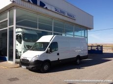 Furgón de ocasión IVECO Daily 35S13V de 15m3, del año 2012, con 81.740km, con climatizador, radio cd, elevalunas eléctricos, zona de carga protegida con tablero finlandes en el suelo y paneles de madera en las paredes.