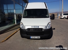 Furgón de ocasión IVECO Daily 35S13V de 15m3, del año 2012, con 81.740km, con climatizador, radio cd, elevalunas eléctricos, zona de carga protegida con tablero finlandes en el suelo y paneles de madera en las paredes.