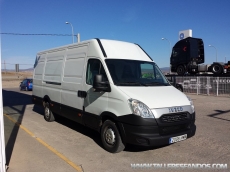 Furgón de ocasión IVECO Daily 35S13V de 15m3, del año 2012, con 81.740km, con climatizador, radio cd, elevalunas eléctricos, zona de carga protegida con tablero finlandes en el suelo y paneles de madera en las paredes.