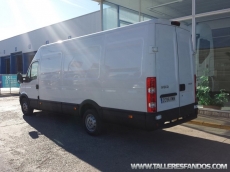 Furgón de ocasión IVECO Daily 35S13V de 15m3, del año 2012, con 81.740km, con climatizador, radio cd, elevalunas eléctricos, zona de carga protegida con tablero finlandes en el suelo y paneles de madera en las paredes.