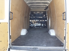 Furgón de ocasión IVECO Daily 35S13V de 15m3, del año 2012, con 81.740km, con climatizador, radio cd, elevalunas eléctricos, zona de carga protegida con tablero finlandes en el suelo y paneles de madera en las paredes.