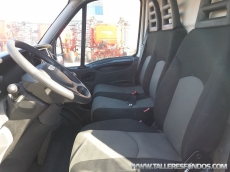 Furgón de ocasión IVECO Daily 35S13V de 15m3, del año 2012, con 81.740km, con climatizador, radio cd, elevalunas eléctricos, zona de carga protegida con tablero finlandes en el suelo y paneles de madera en las paredes.