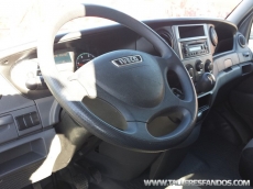 Furgón de ocasión IVECO Daily 35S13V de 15m3, del año 2012, con 81.740km, con climatizador, radio cd, elevalunas eléctricos, zona de carga protegida con tablero finlandes en el suelo y paneles de madera en las paredes.