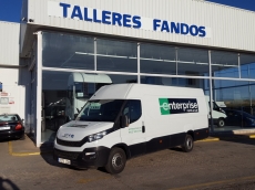 Furgón de ocasión IVECO Daily 35S13V de 16m3, del año 2015, con 101.395km, con climatizador, radio cd, elevalunas eléctricos, zona de carga protegida con tablero finlandes en el suelo y paneles de madera en las paredes.