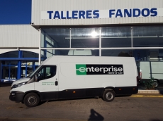 Furgón de ocasión IVECO Daily 35S13V de 16m3, del año 2015, con 101.395km, con climatizador, radio cd, elevalunas eléctricos, zona de carga protegida con tablero finlandes en el suelo y paneles de madera en las paredes.