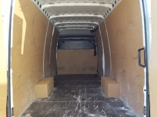 Furgón de ocasión IVECO Daily 35S13V de 16m3, del año 2015, con 101.395km, con climatizador, radio cd, elevalunas eléctricos, zona de carga protegida con tablero finlandes en el suelo y paneles de madera en las paredes.